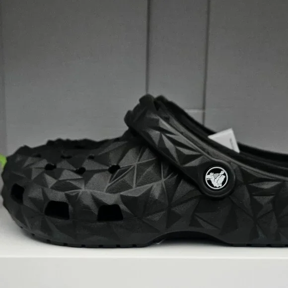 Crocs Classic Clog Unisex Black Women 6 Men 4 Geometric Shoes 209563-001 New - Picture 4 of 7
